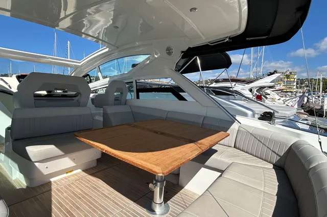 Cockpit et bain de soleil du Beneteau GT 40