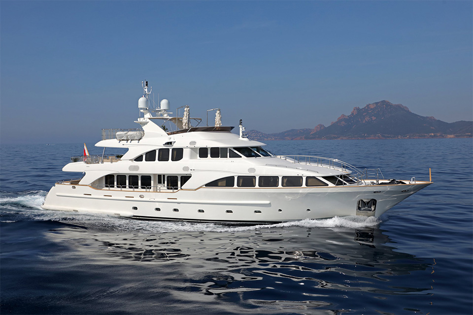 BENETTI-120-location-beaulieu