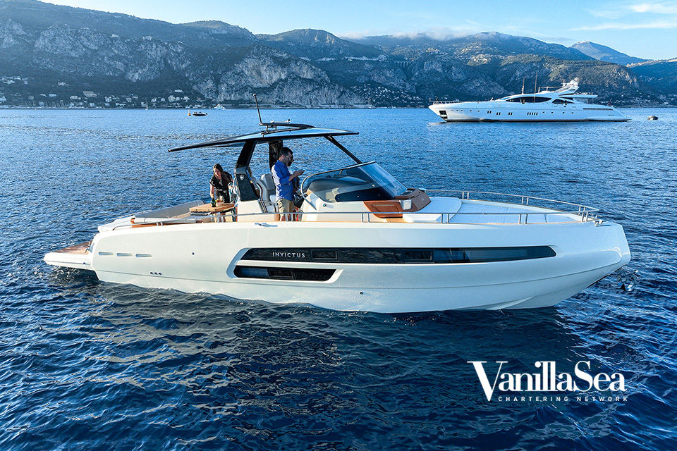 Invictus-GT-370-Yacht-location-beaulieu