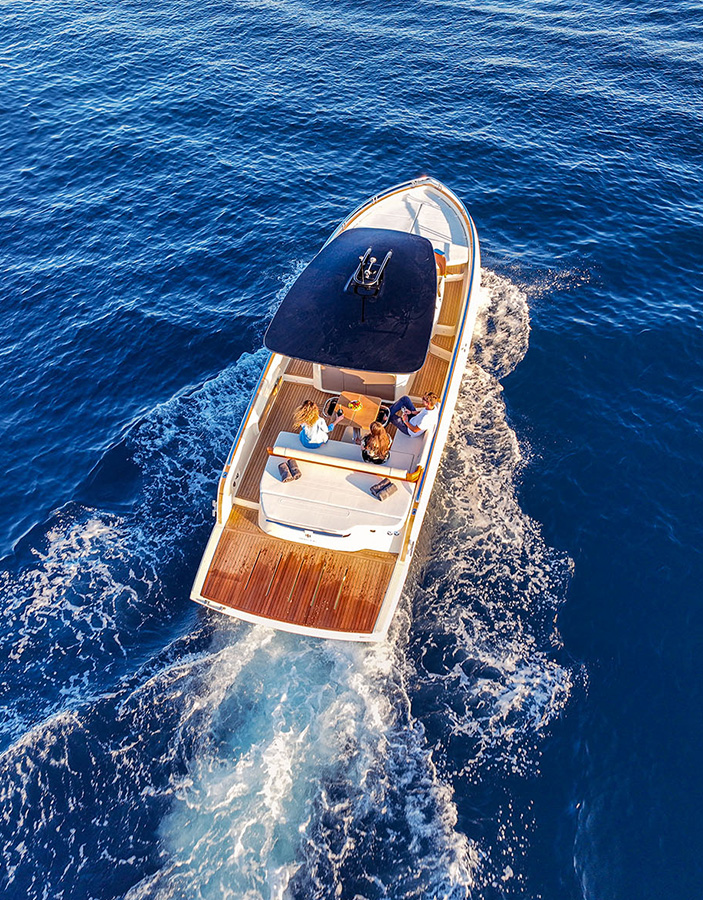 Aménagement exterieur luxueux de l'Invictus 370 GT