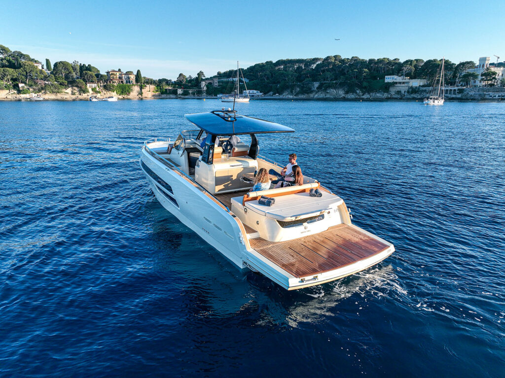 Grand pont extérieur et bain de soleil Invictus 370 GT
