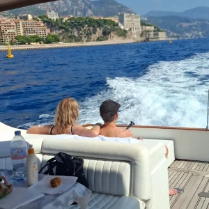 Le Solare 40 APERO au mouillage sur la Côte d'Azur