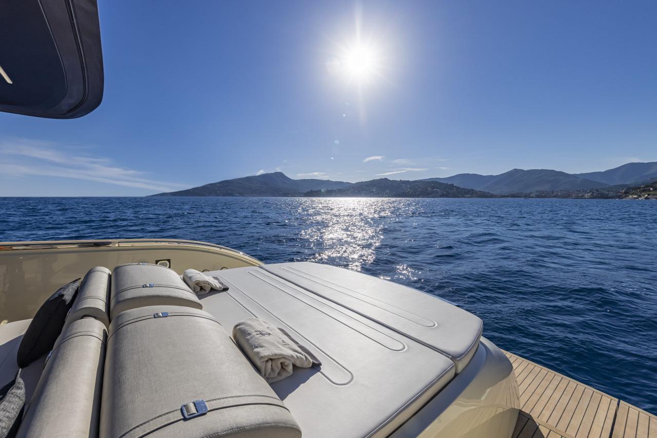 Pont en teck et grands bains de soleil de l'Invictus TT 460