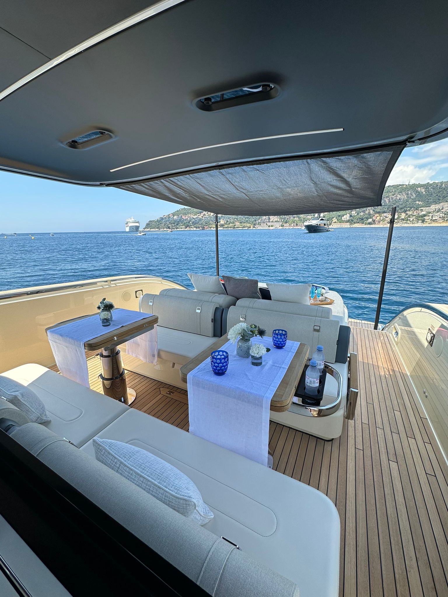 Bains de soleil arrières et jouets nautiques de l'Invictus TT460