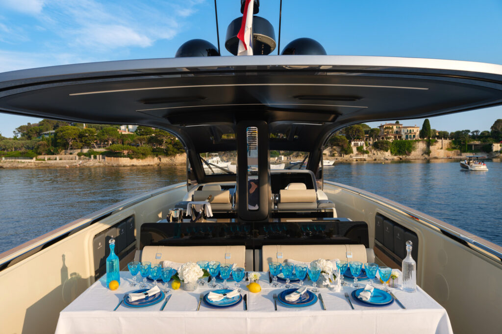 Espace de vie extérieur sous Hard-Top et pont en teck de l'Invictus TT460