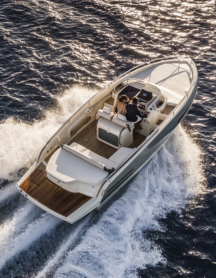 Grand bain de soleil avant du bateau à louer Invictus GT280