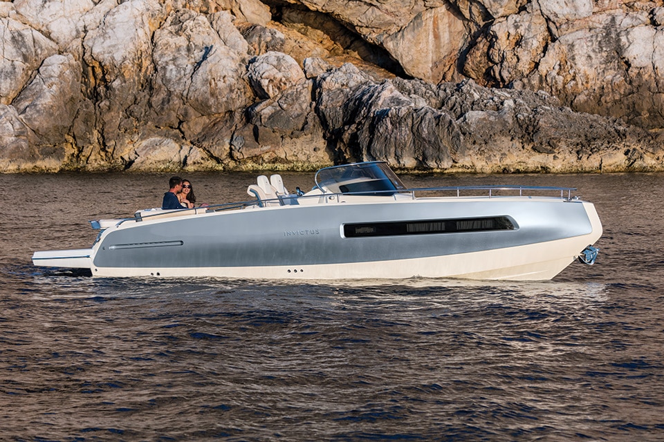 Location de yacht à Beaulieu : Invictus GT280 en mer sur la Côte d'Azur