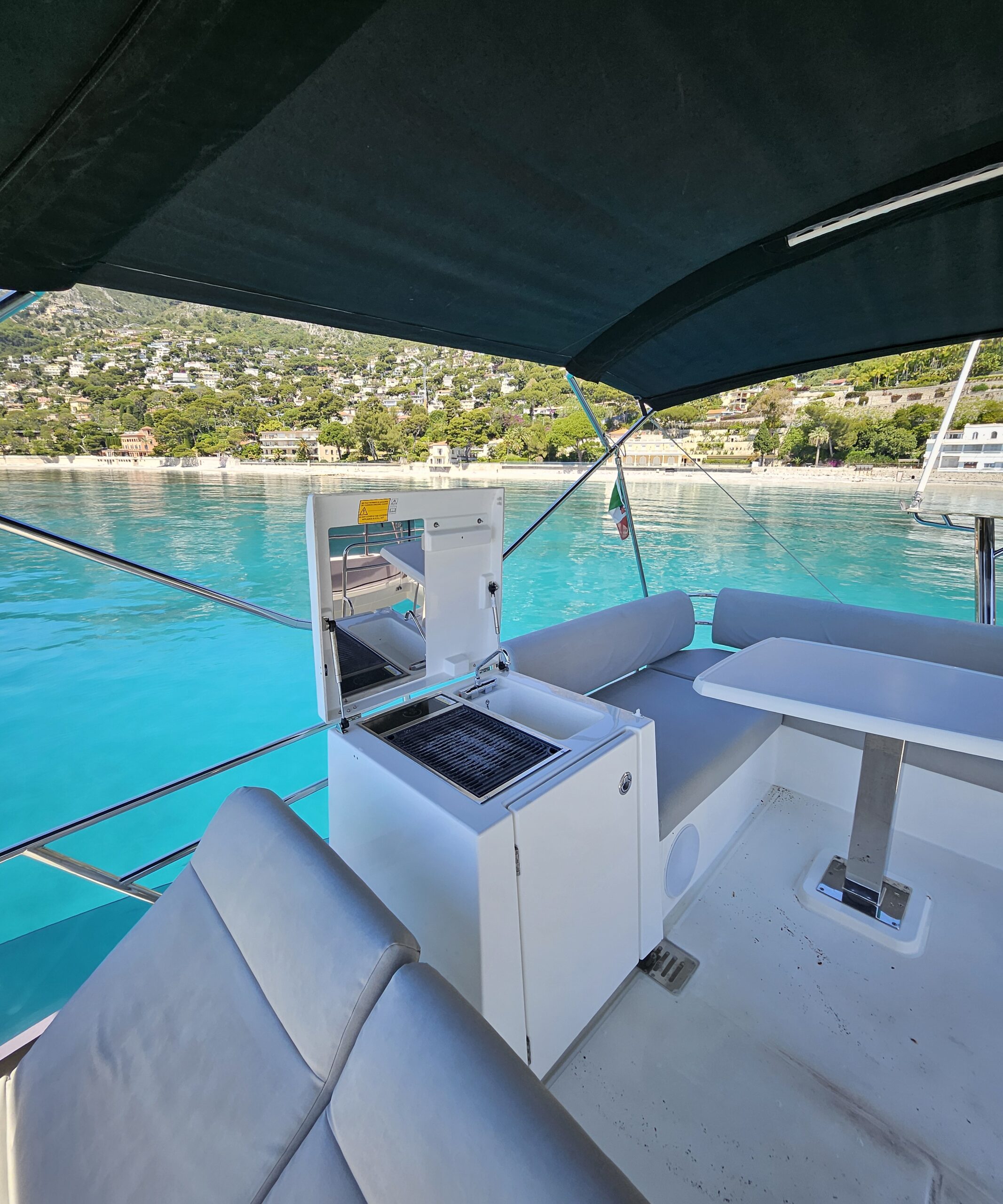 Flybridge panoramique et bain de soleil surélevé du Prestige 420
