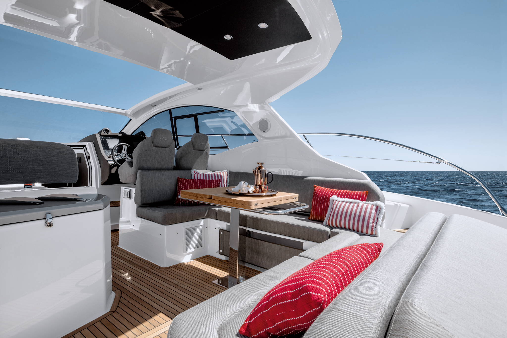 Salon intérieur climatisé et cabines de l'Azimut Atlantis 45