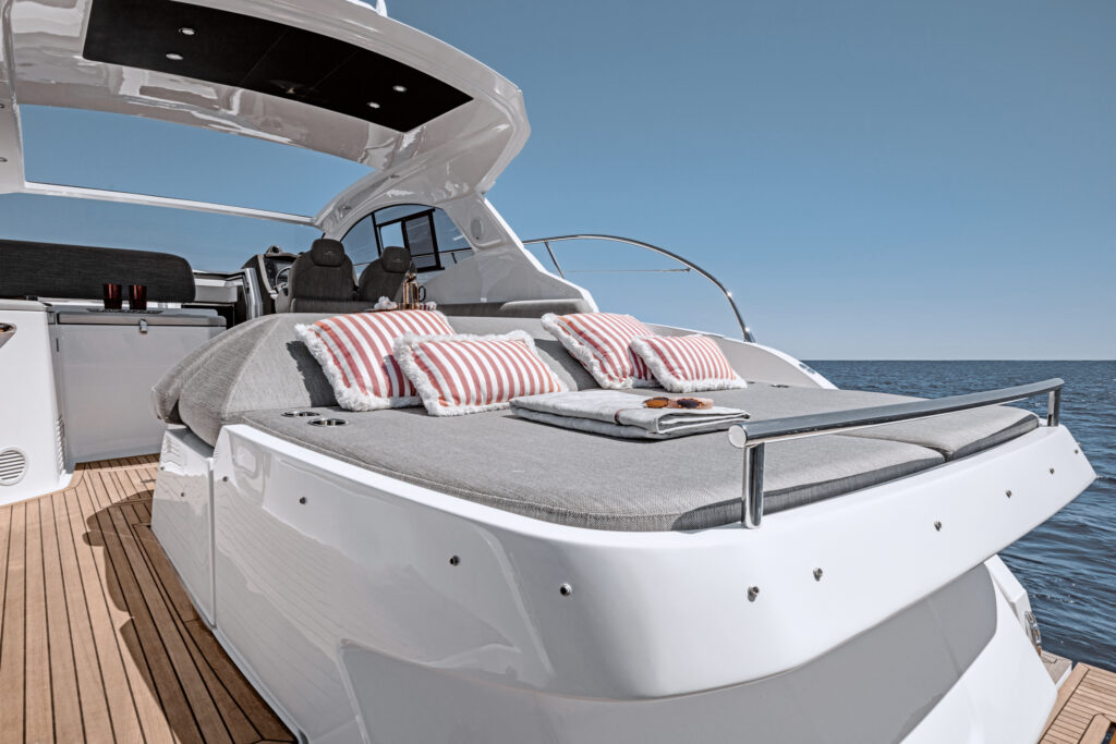 Bain de soleil arrière et cockpit en teck de l'Azimut Atlantis 45