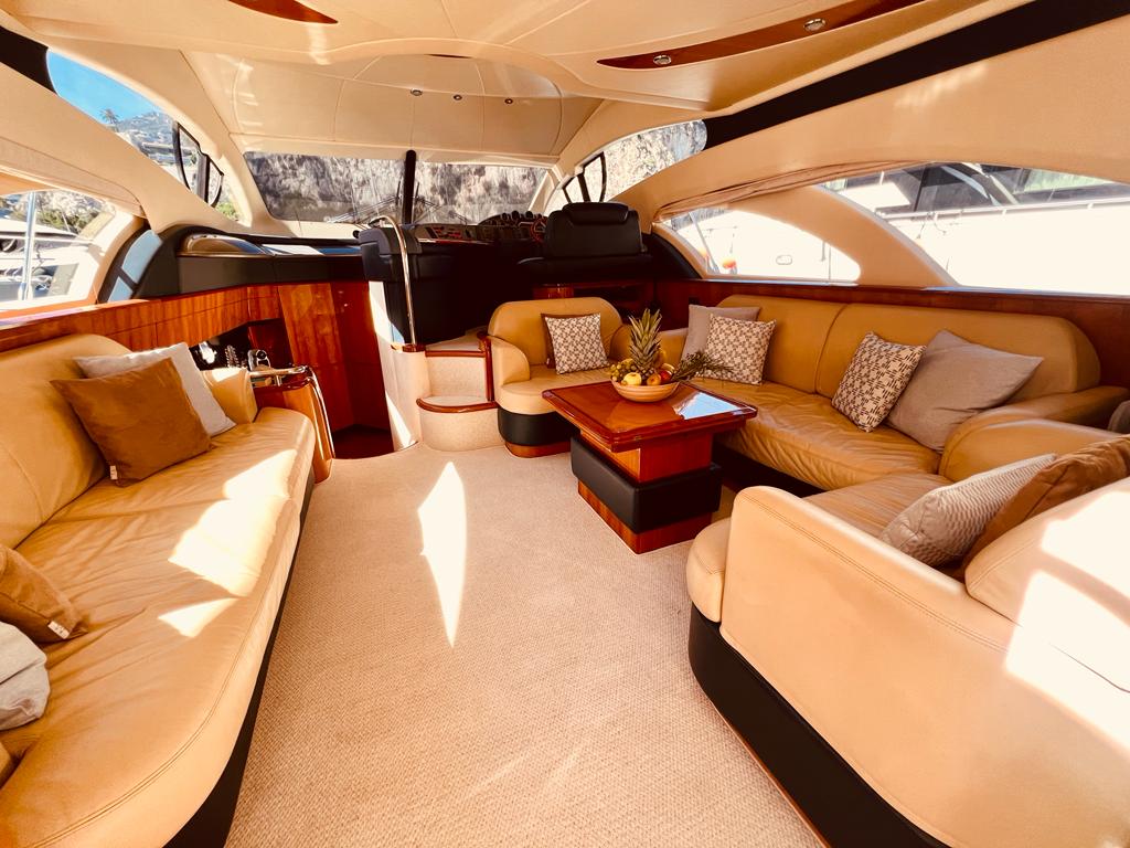 Salon intérieur spacieux et lumineux du yacht Azimut 50 Fly