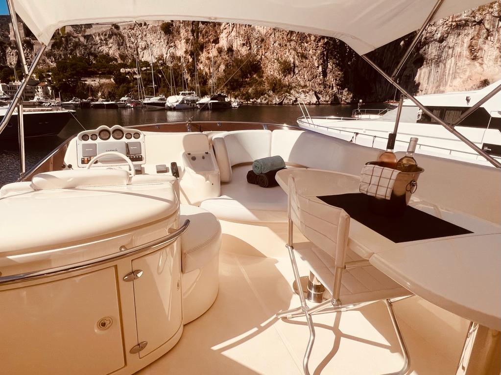 Immense Flybridge et bain de soleil de l'Azimut 50 Fly