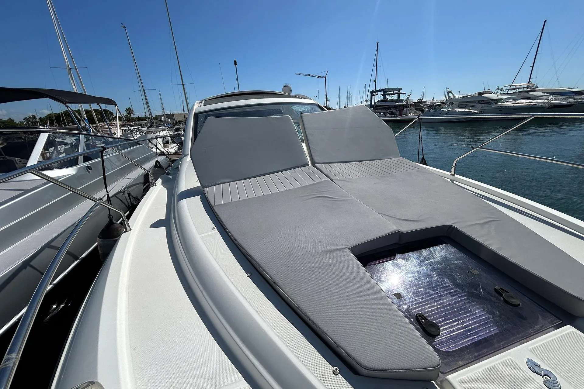 Plateforme de bain et profil en mer du Beneteau Gran Turismo 40