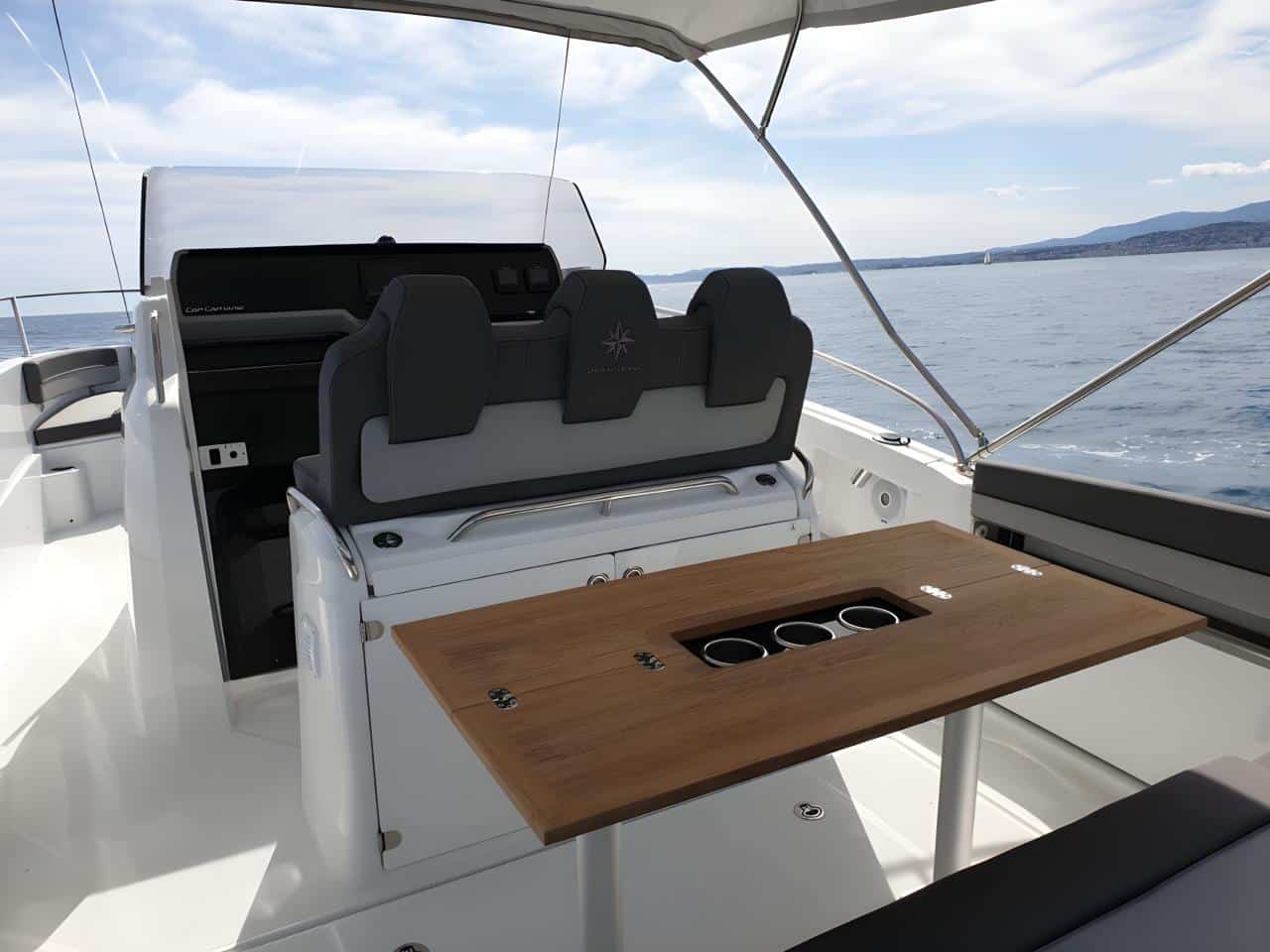 Espace de vie avant et bain de soleil du Cap Camarat 9.0 CC