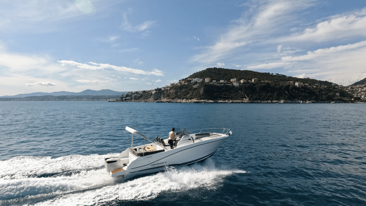 Location de dayboat à Beaulieu : Jeanneau Cap Camarat 9.0 CC sur la Côte d'Azur