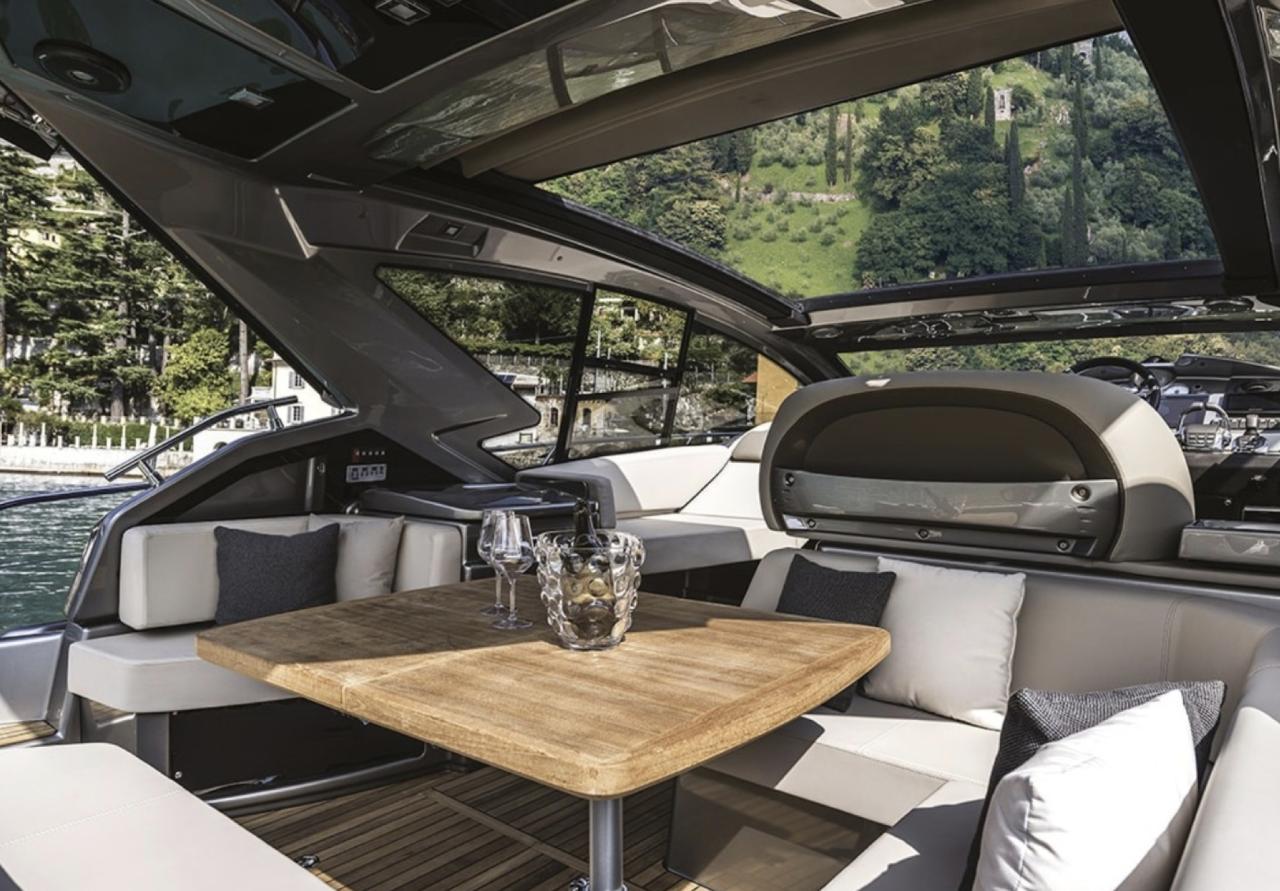 Bains de soleil et cockpit extérieur du Cranchi M44