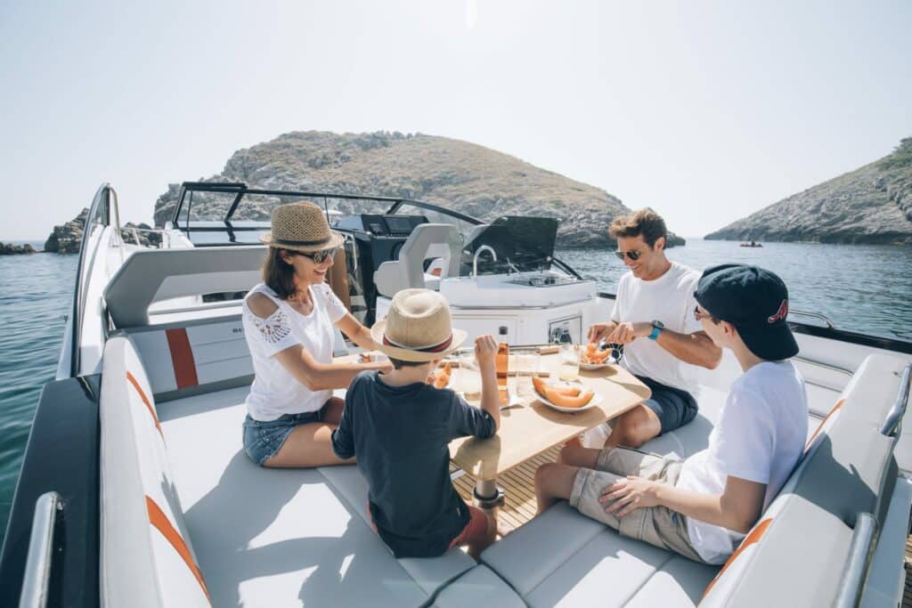 Grand bain de soleil avant du Beneteau Flyer 10