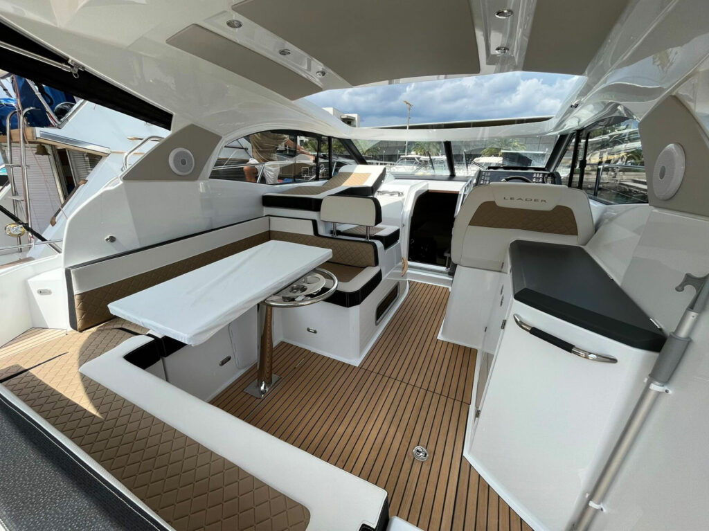 Cockpit extérieur et carré du Leader 36