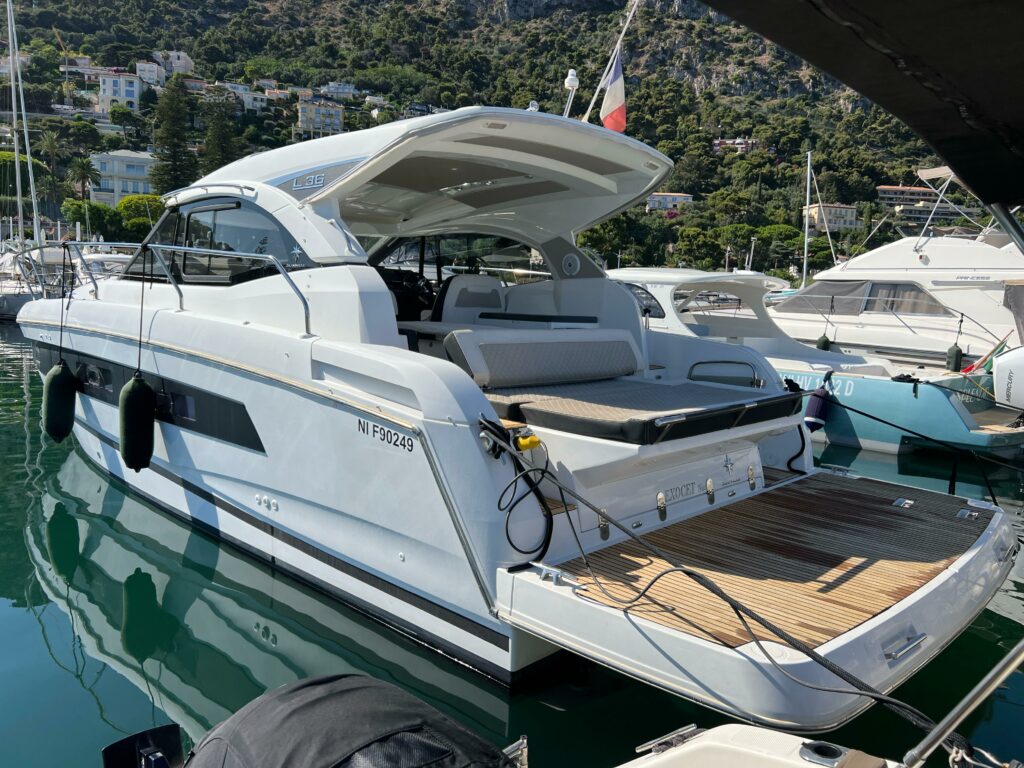 Aménagement intérieur luxueux du Jeanneau Leader 36