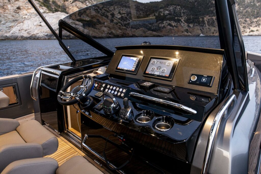 Cockpit dinette et T-Top en carbone du Pardo 50