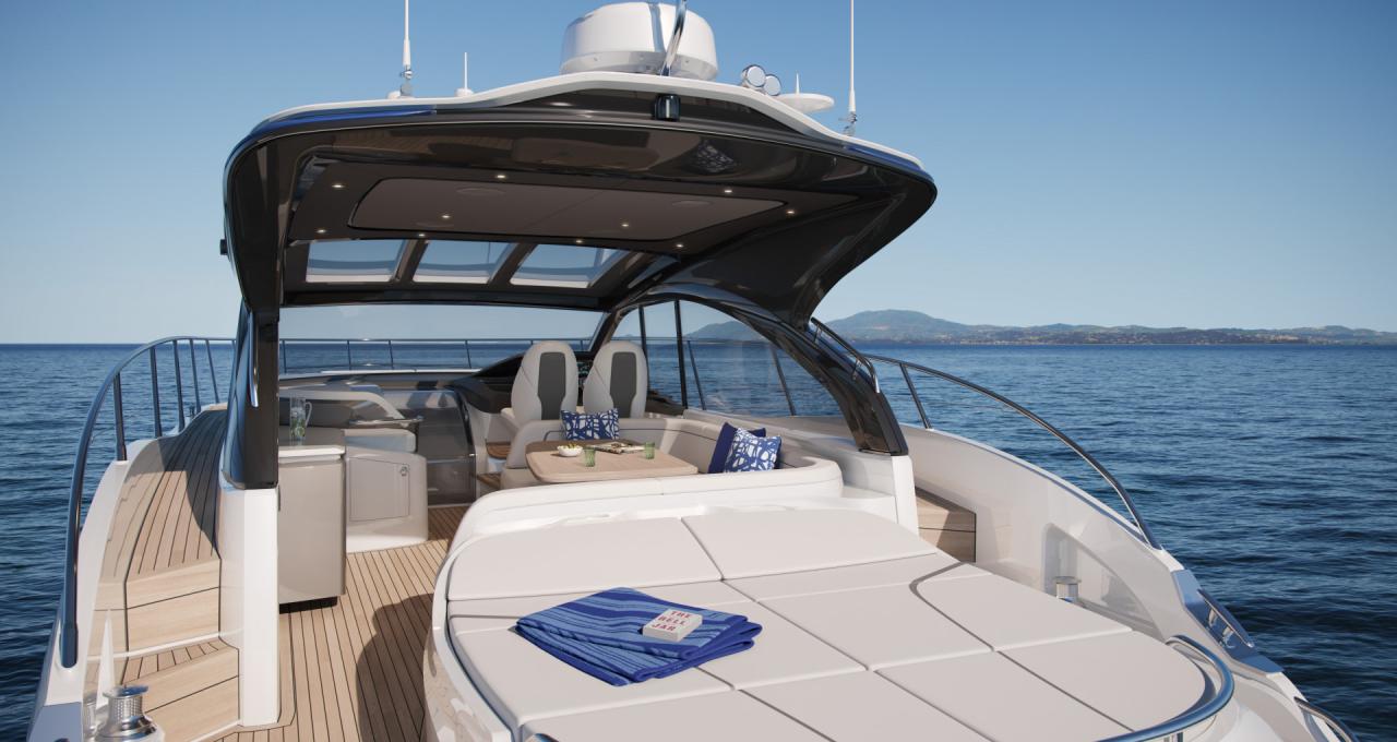 Grand cockpit et salon extérieur du yacht Princess V50