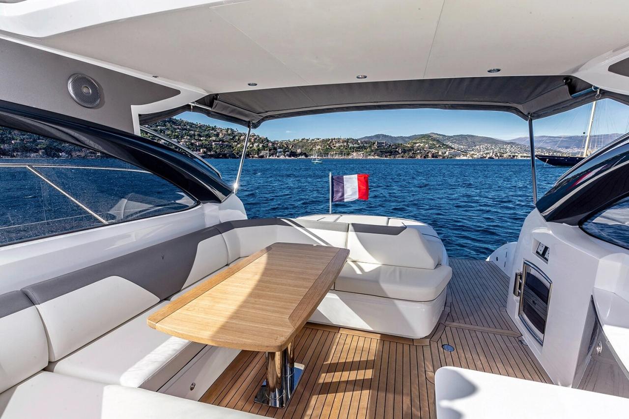 Salon intérieur climatisé et cabines raffinées de la Princess V50