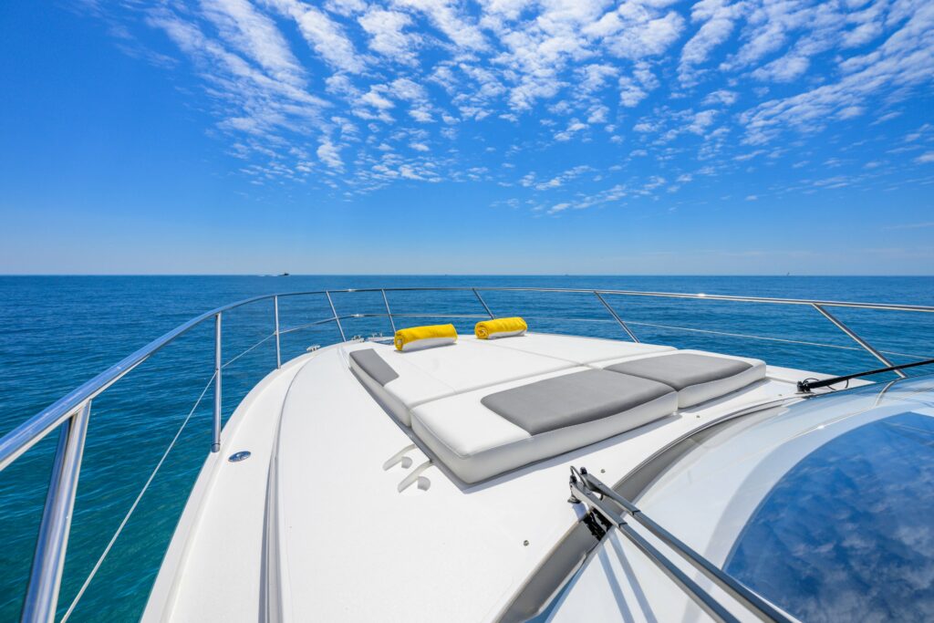 Aménagements extérieurs de luxe et bains de soleil du Princess V40