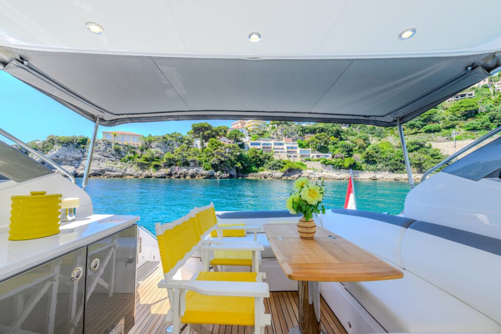 Cabines raffinées et salon climatisé du Princess V40