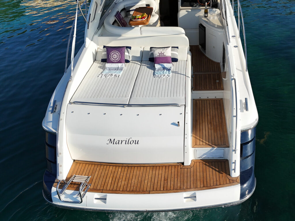 Aménagements extérieurs de l'open yacht Princess V42