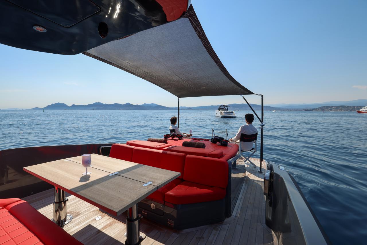 Cockpit dinette et poste de pilotage du Sacs Rebel 47