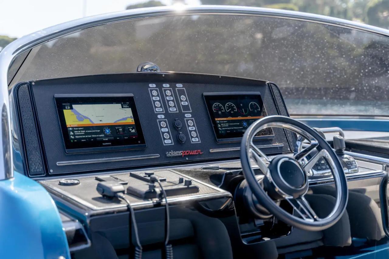 Espace dinette et hard-top protecteur du Solaris Power 48 Open